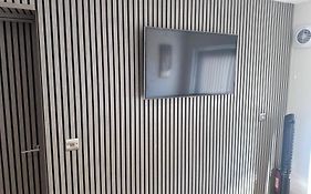 Studio In Penrith - Sleeps 2 - Parking